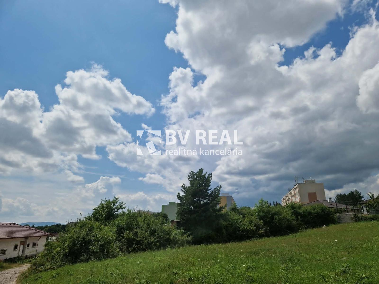 BV REAL Na predaj pozemok na rodinný dom Prievidza FM2493 – fotka 2