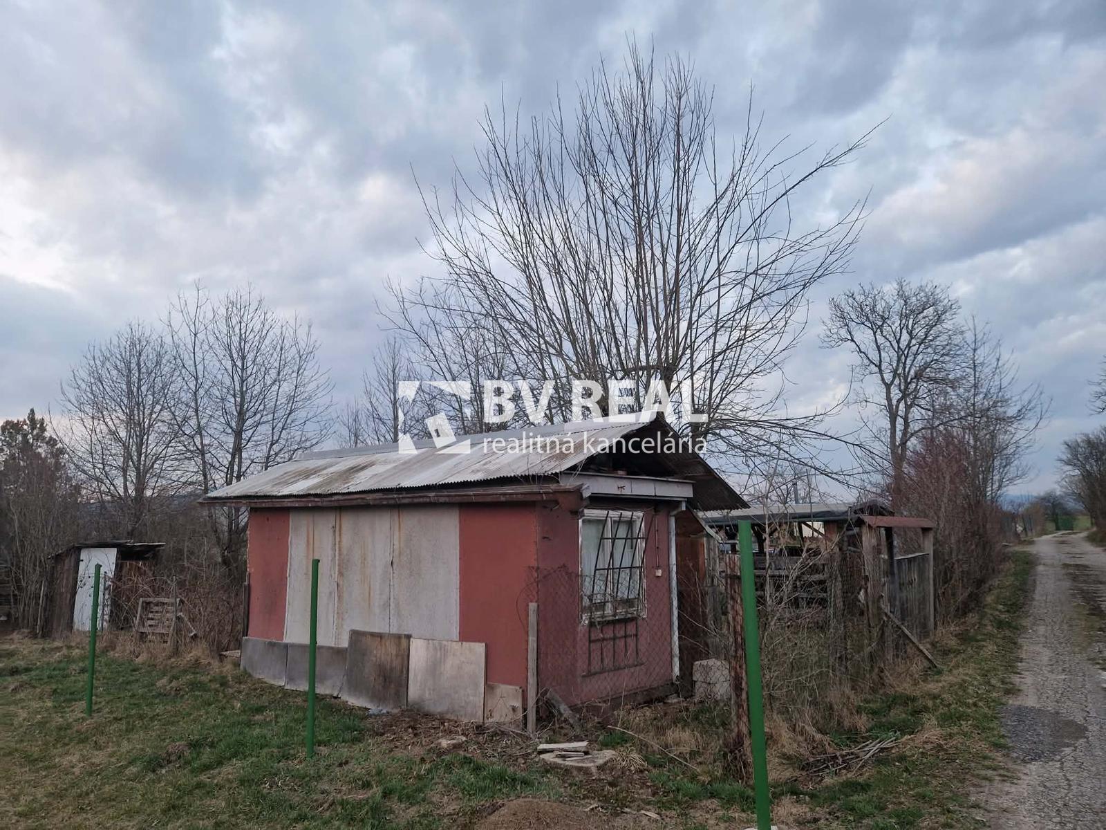 BV REAL Na prenájom pozemok s chatkou obec Koš okres Prievidza FM2444 – fotka 2