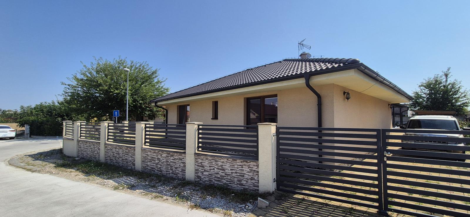 Na predaj 4-izbový bungalov s garážou a krytou terasou – Hrubý Šúr – fotka 2