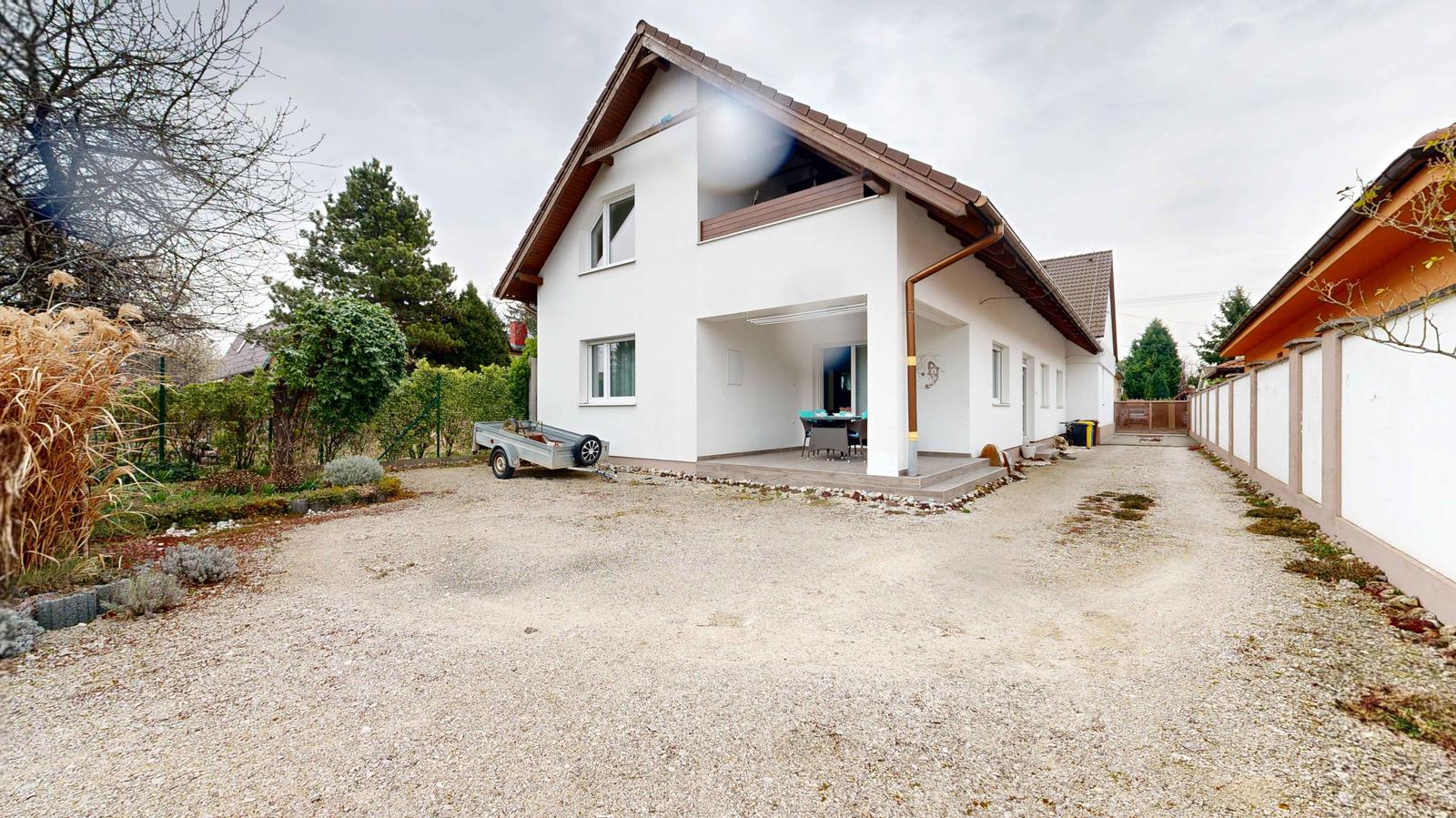 PREDAJ | Veľkorysý rodinný dom v Trnave s 3 bytovými jednotkami – bývanie aj investícia – fotka 2