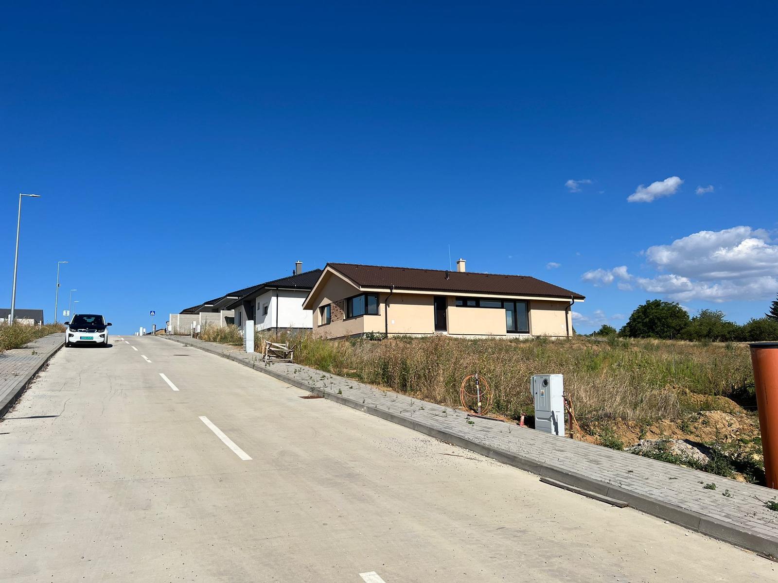 CASMAR - Na predaj pekný stavebný pozemok 644 m2, Zvončín – fotka 2