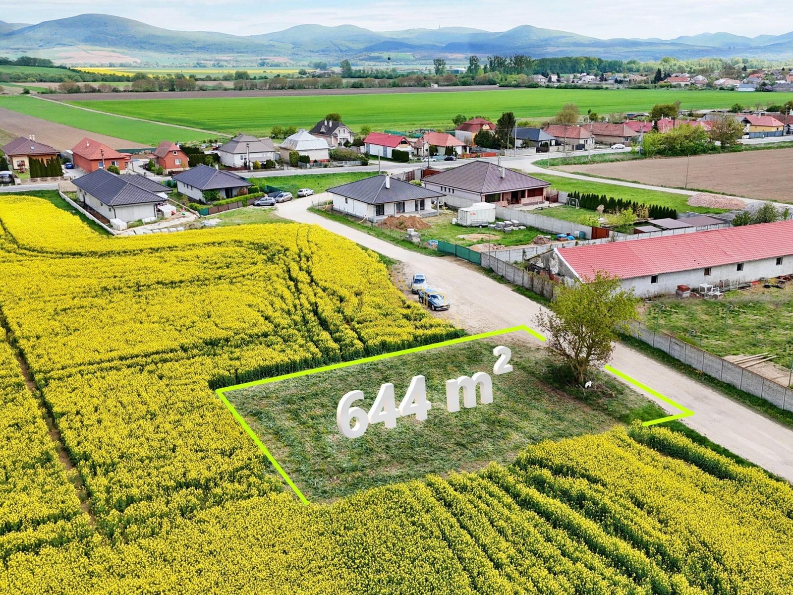 Rovinatý slnečný pozemok (644 m²) na výstavbu RD / 15 km od Košíc / Seňa – fotka 2