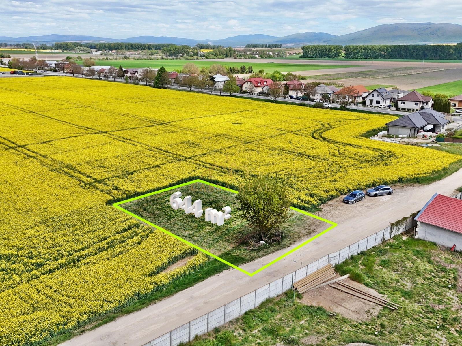 Rovinatý slnečný pozemok (644 m²) na výstavbu RD / 15 km od Košíc / Seňa
