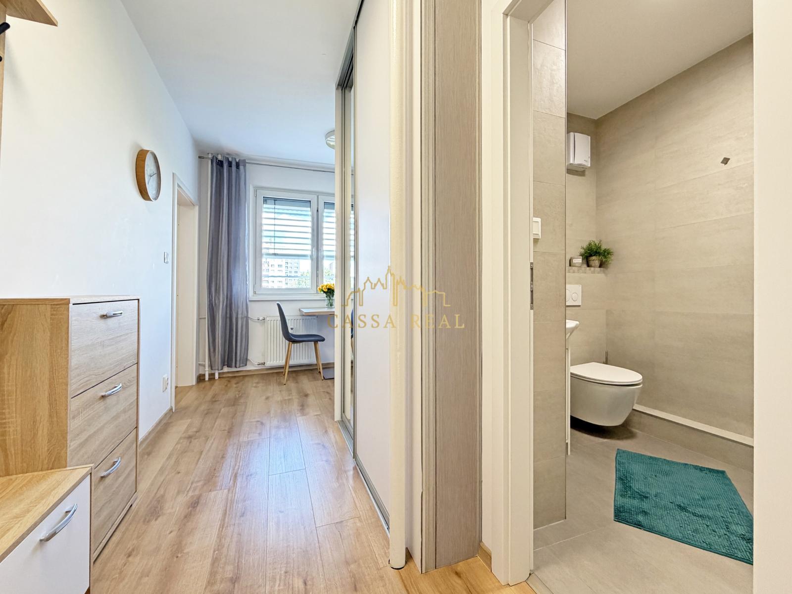 "RESERVÉ" Veľmi PEKNÝ 1-izb. byt (28 m²) pri OC Galéria / Trieda SNP /  Košice - Západ / Terasa – fotka 2