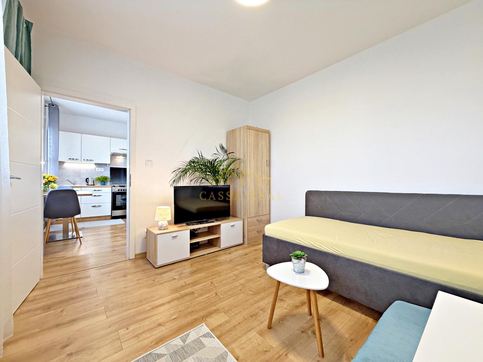 "RESERVÉ" Veľmi PEKNÝ 1-izb. byt (28 m²) pri OC Galéria / Trieda SNP /  Košice - Západ / Terasa