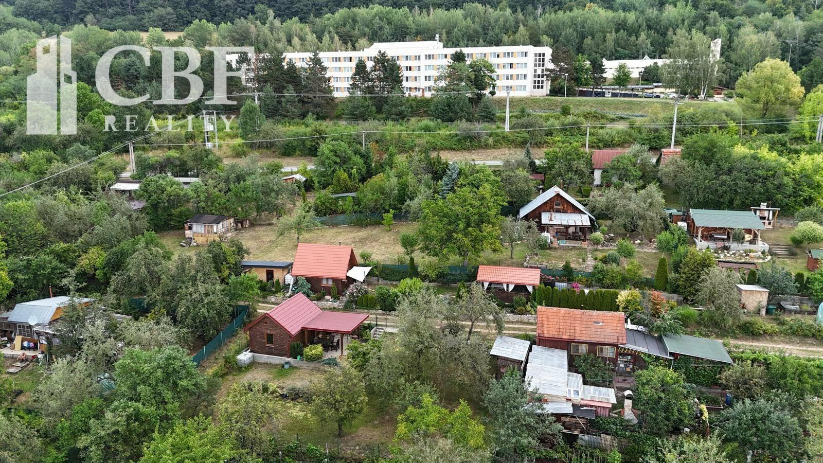 Exkluzívne na predaj- Slnečná záhrada s chatkou a altánkom