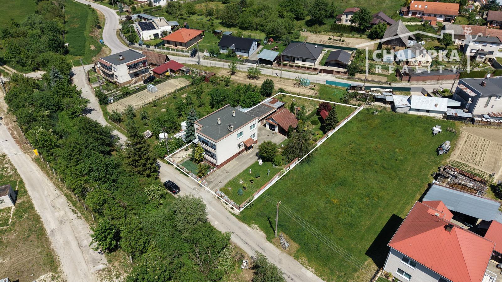 RD s 2 bytovými jednotkami (2x 3+1), 2 garážami, jazierkom a 1192 m2 pozemkom, Svinná