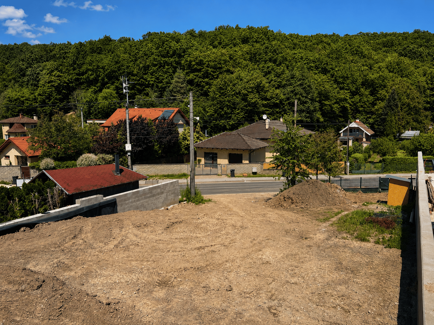 EXKLUZÍVNY STAVEBNÝ POZEMOK V MYSLAVE S PROJEKTOM A STAVEB. POVOLENÍM