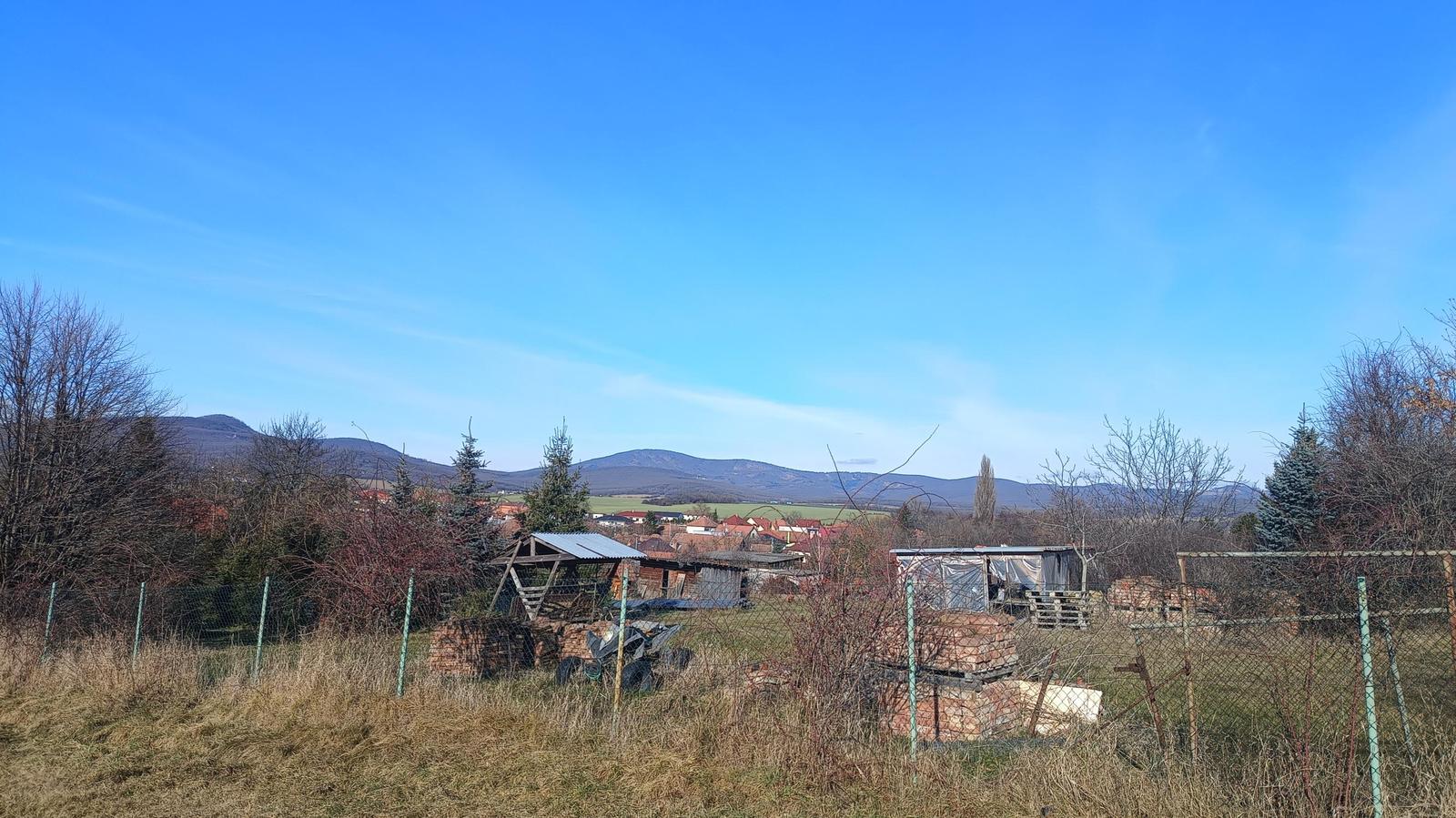 POSLEDNÝ VOĽNÝ stavebný pozemok v obci Sľažany NEPREMEŠKAJTE!!!