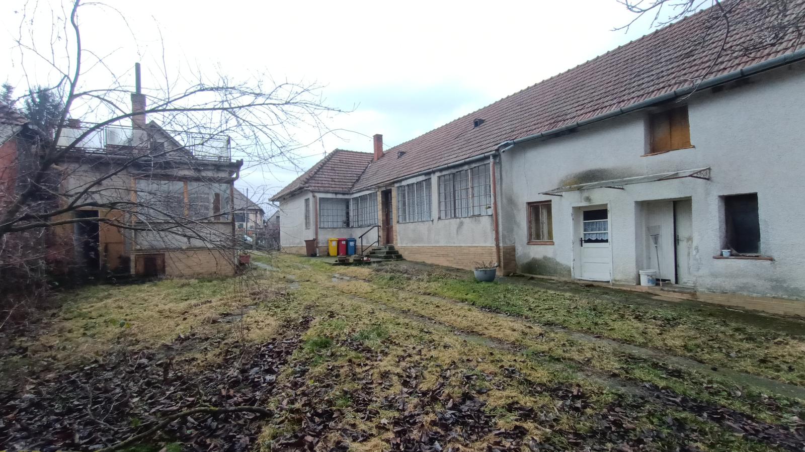 Investičná príležitosť!!!NA PREDAJ – DVA RODINNÉ DOMY NA POZEMKU 2 624 m², BÁDICE