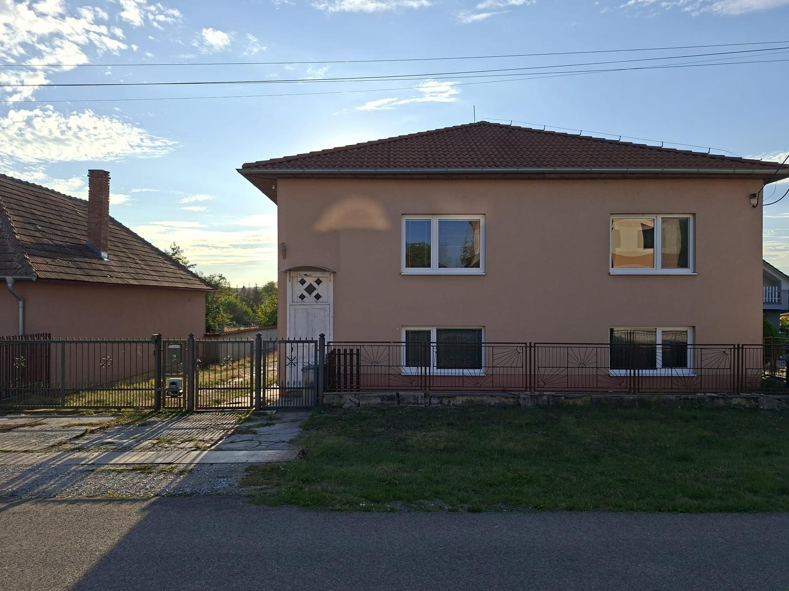 Na predaj 5 izbový rodinný dom s veľkým pozemkom v Nevericiach
