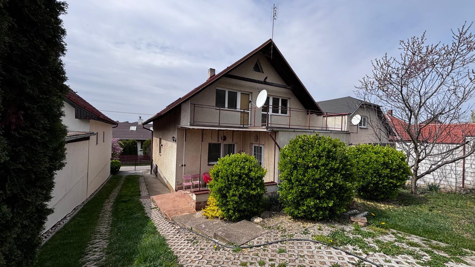 Na predaj veľký rodinný dom záhrada pri Hlohovci, Koplotovce.