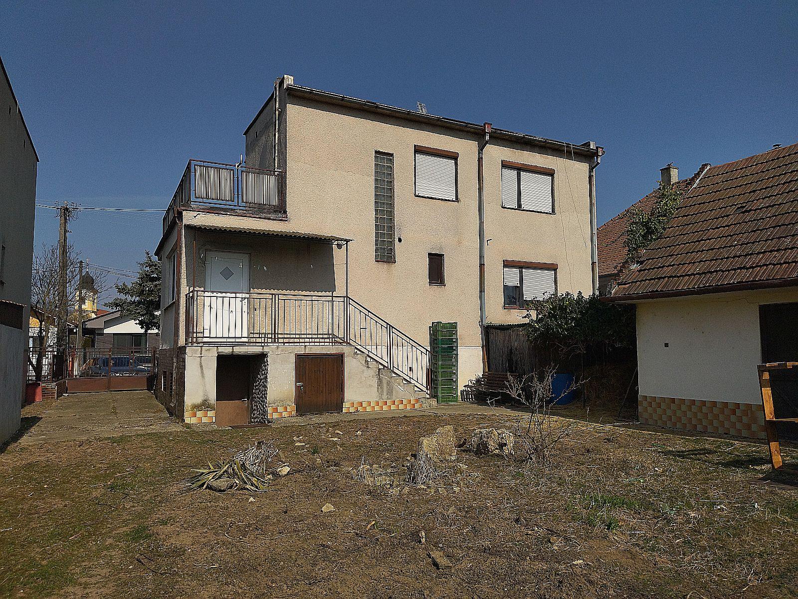 Na predaj veľký rodinný dom so záhradou 12 árov, Madunice.