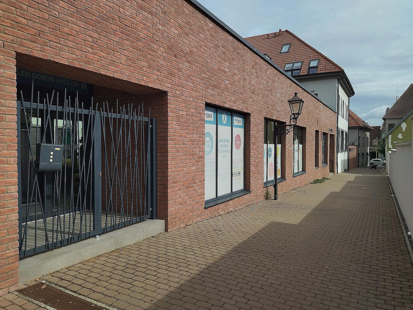 Na prenájom veľký svetlý obch. priestor Františkánska Trnava – fotka 2