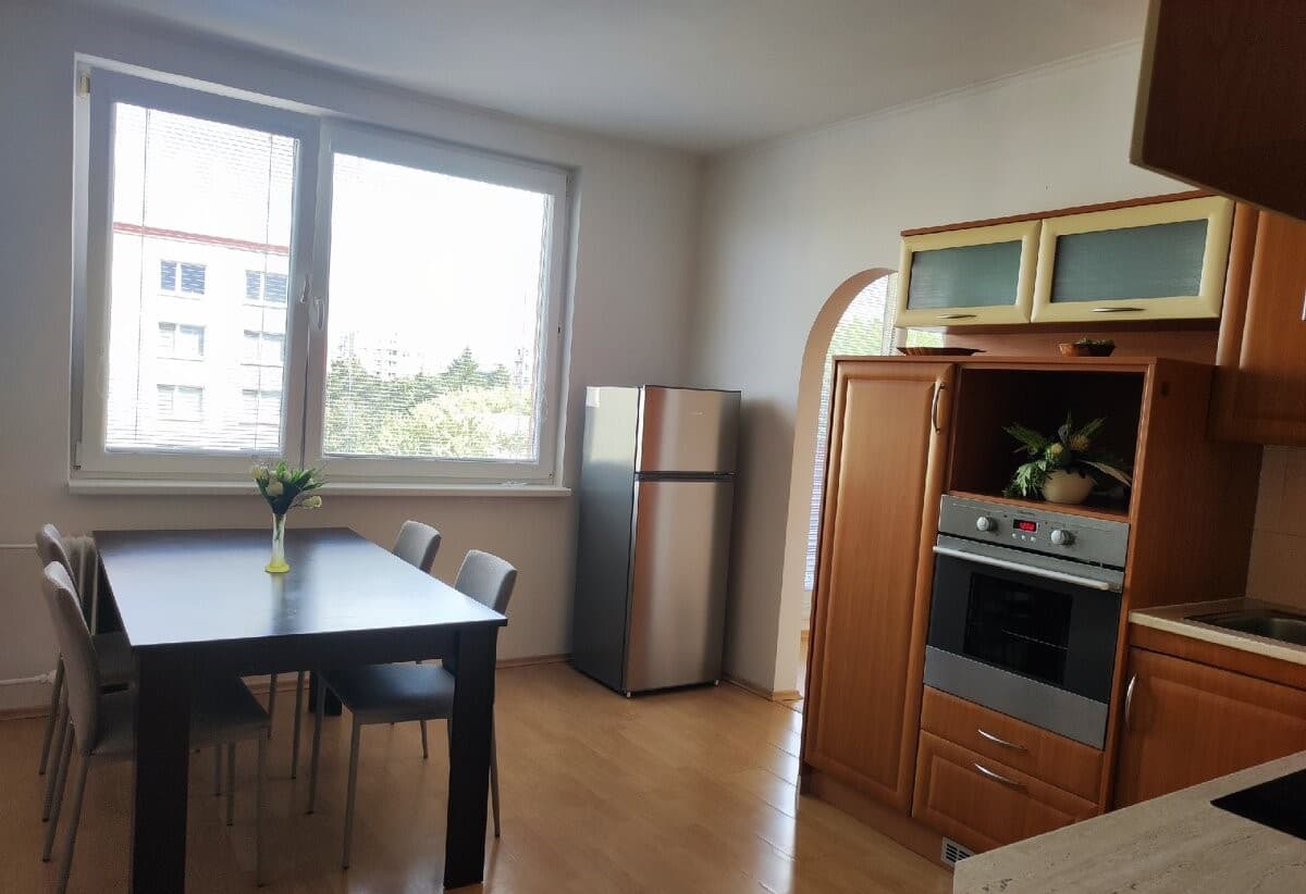 Na prenájom 2 izbový byt s balkónom, Hviezdoslavova, Senica