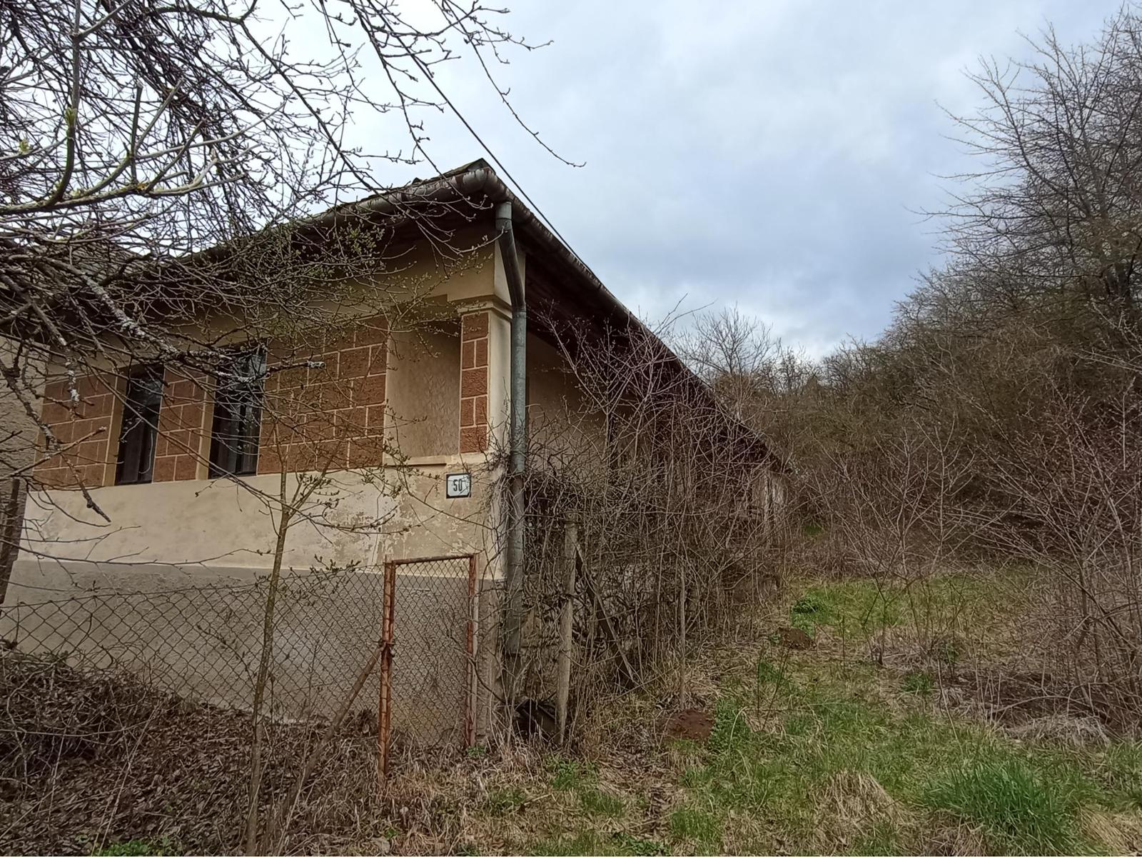 Ponúkam na predaj starší rodinný dom s veľkým pozemkom Hrušov – fotka 2