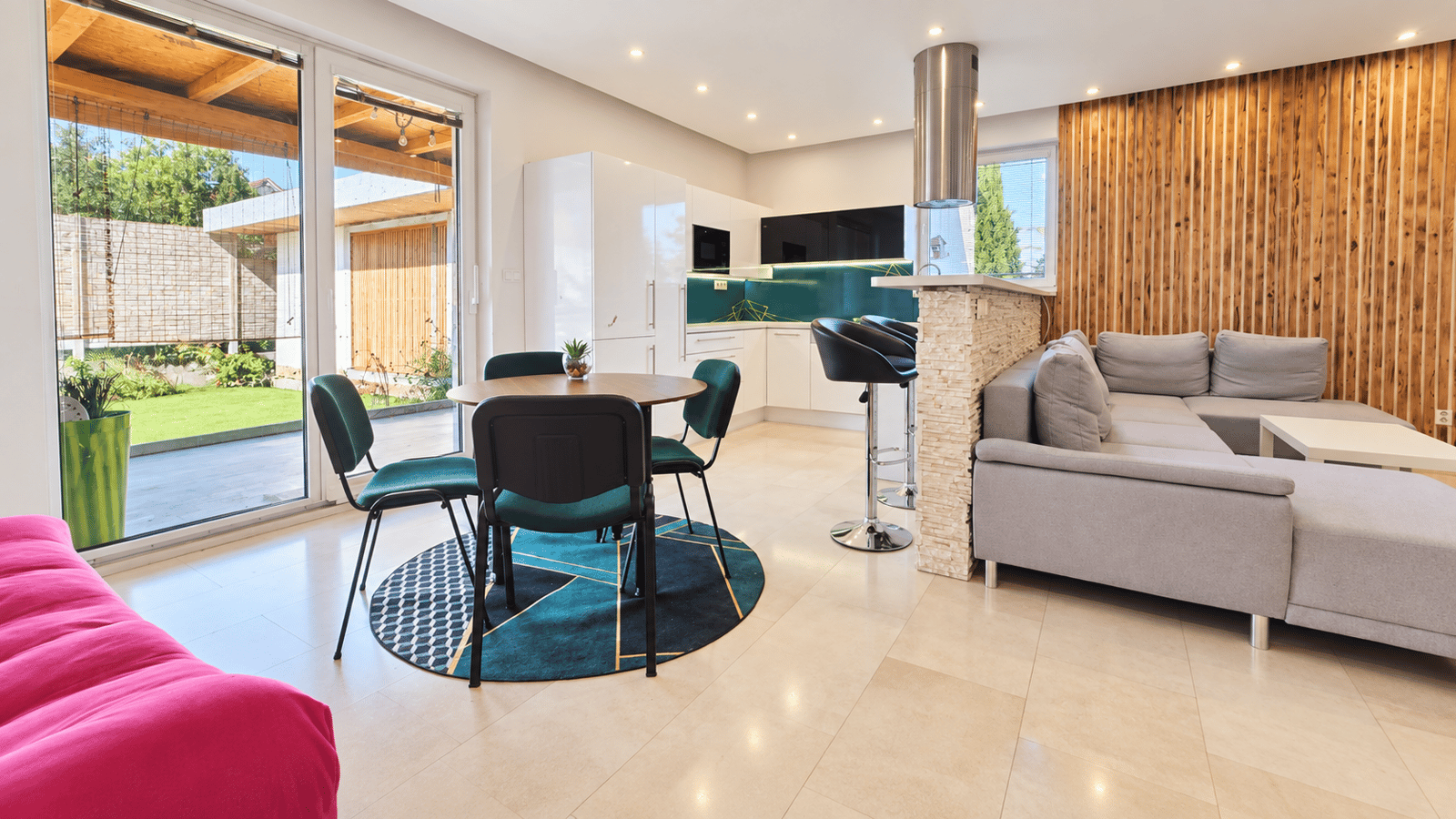 Rodinný dom s vlastným podnikaním a 5 Apartmánmi v obci Budimír – fotka 2