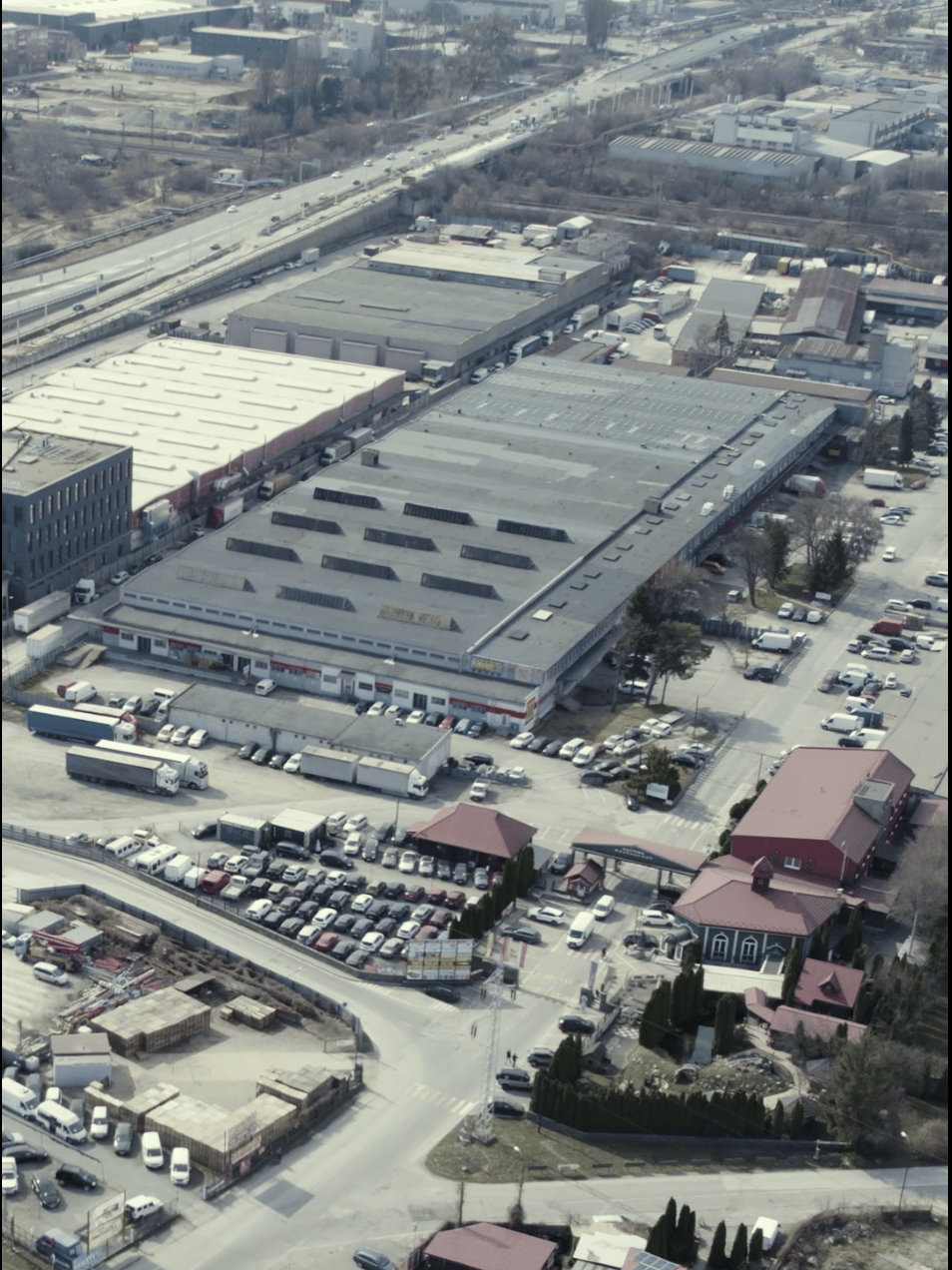 VÝROBNÉ HALY A SKLADY – PRENÁJOM SKLADOVÝCH A VÝROBNÝCH PRIESTOROV S KANCELÁRIAMI | 3 251 m² | TOP DOSTUPNOSŤ PRE KAMIÓNY