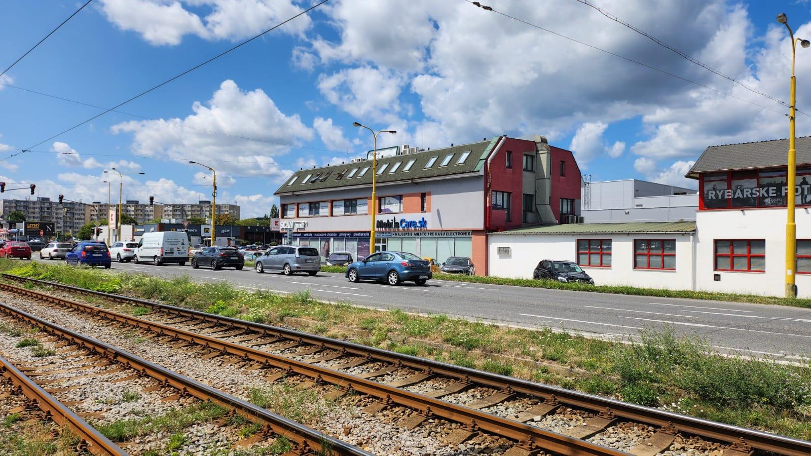 PRENAJATÉ - OBCHODNÝ PRIESTOR ÚSPEŠNÝCH - PRENÁJOM 270m2 oproti Hornbachu