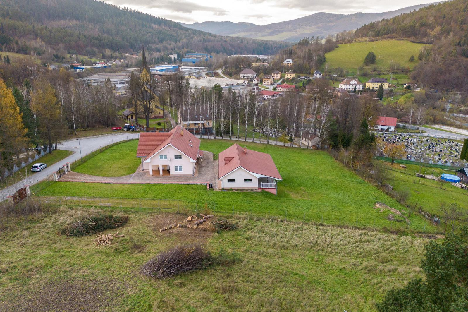 NA PREDAJ VEĽKÝ PRIESTRANNÝ RODINNÝ DOM S OBROVSKÝM POZEMKOM – fotka 2