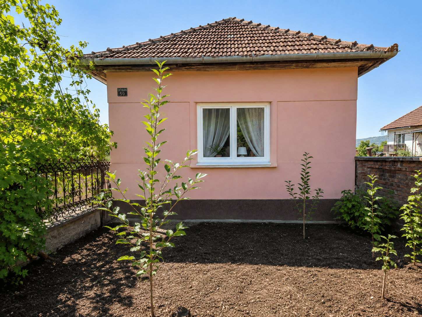 NA PREDAJ – GAZDOVSKÝ RODINNÝ DOM S VEĽKÝM POZEMKOM