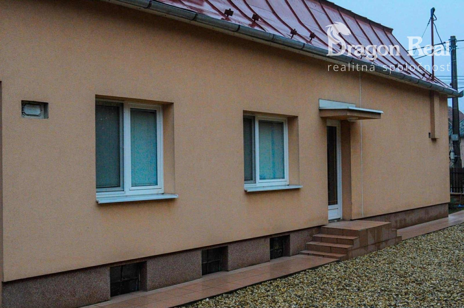 PREDAJ – Rodinný dom s garážou – VEĽKÉ KAPUŠANY – fotka 2
