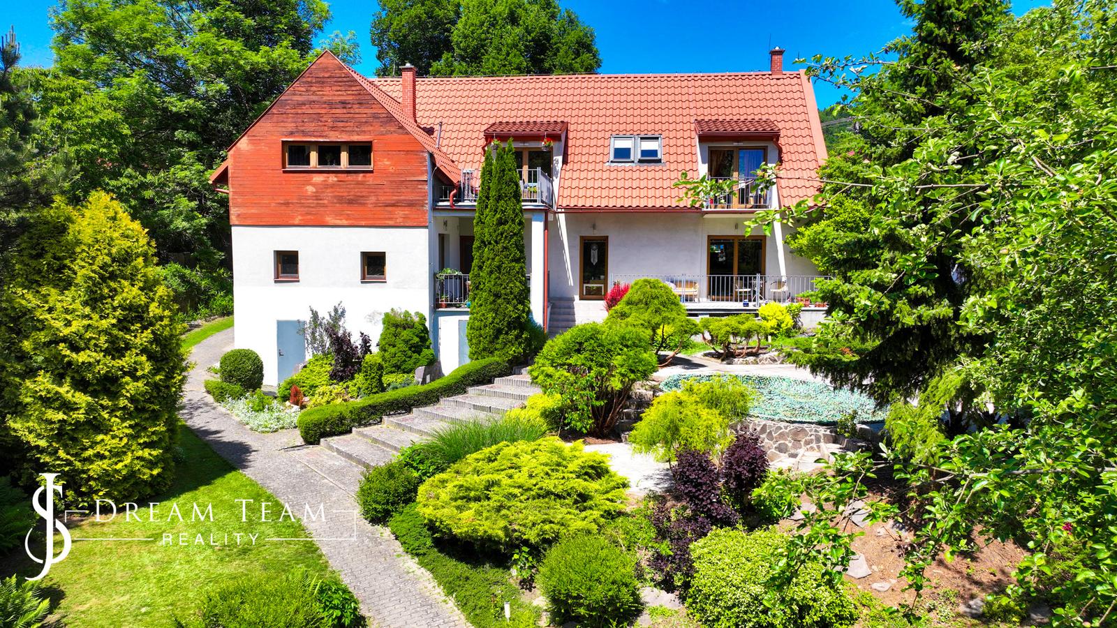 Rodinný dom s 5 bytovými jednotkami, záhradou 1600m2 a parkovaním