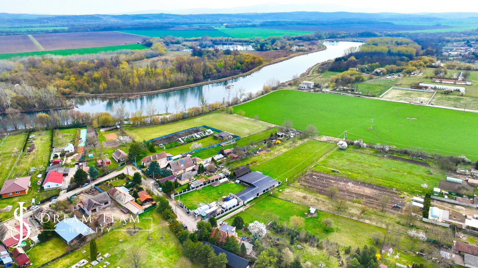 Zabehnutá menšia farma s pozemkom 3800m2 Želiezovce