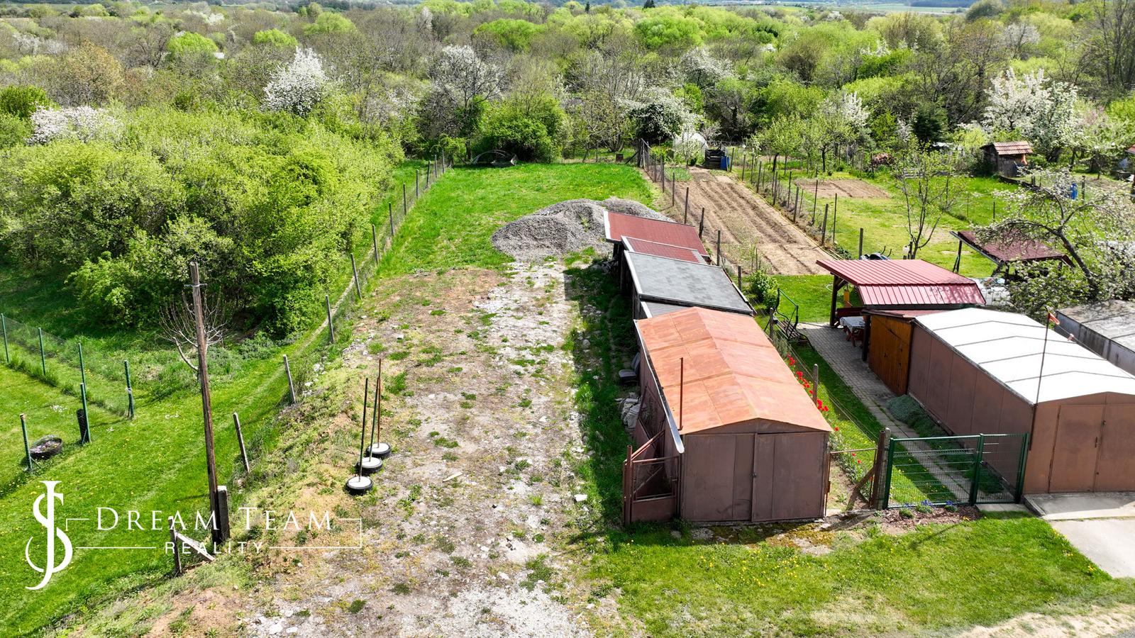 Viacúčelový investičný rovinatý pozemok 750m2 Pukanec – fotka 2
