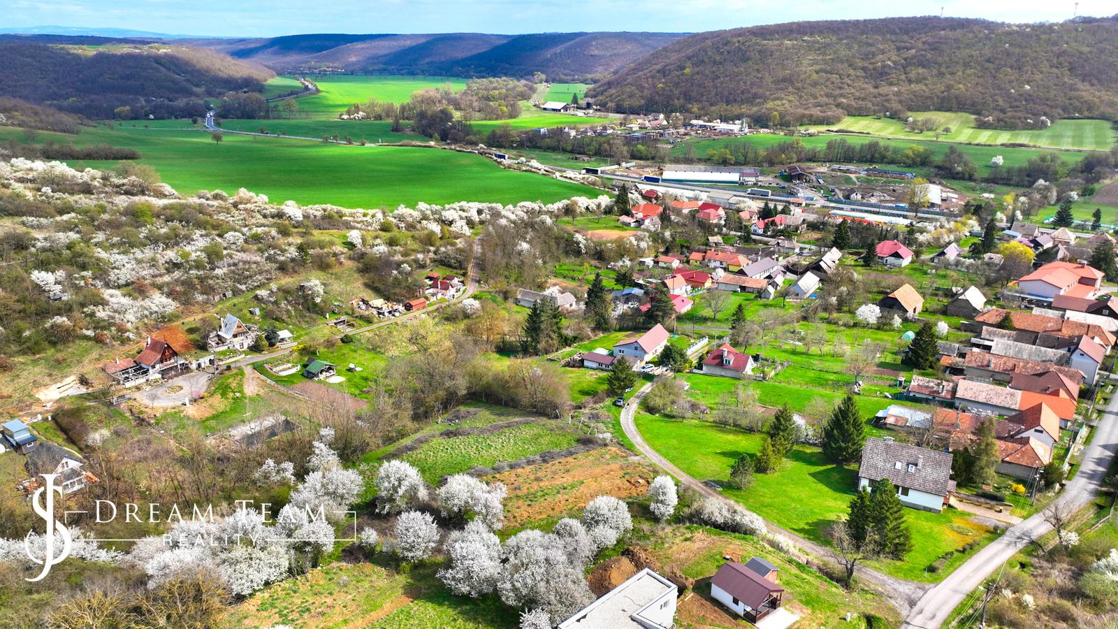 Slnečný stavebný pozemok 3500m2 Hontianske Tesáre