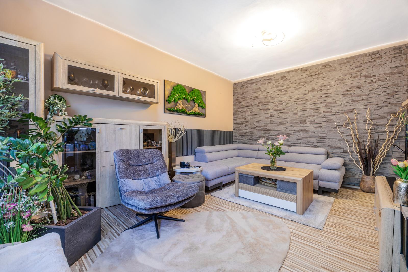 NA PREDAJ / Kompletne zariadený 2-izbový byt v širšom centre mesta