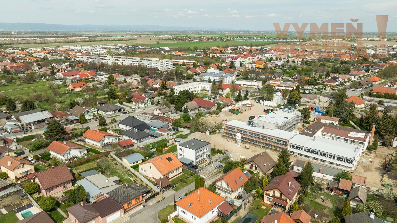 VYMEŇ SUSEDA! - NA PREDAJ VÝNIMOČNÝ STAVEBNÝ POZEMOK URČENÝ PRE DEVELOPERA – Dunajská Lužná