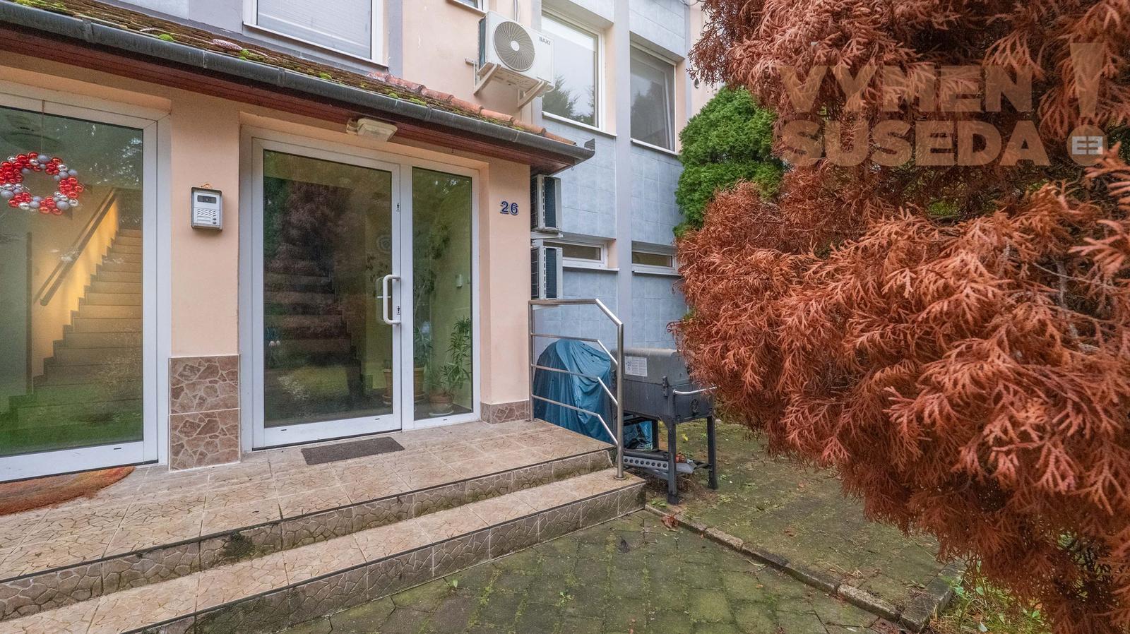 VYMEŇ SUSEDA – PRIESTOR PRE KANCELÁRIU ALEBO FIRMU 380 m2 SO ZÁHRADOU A GARÁŽOU, DUNAJSKÁ STREDA - CENTRUM.