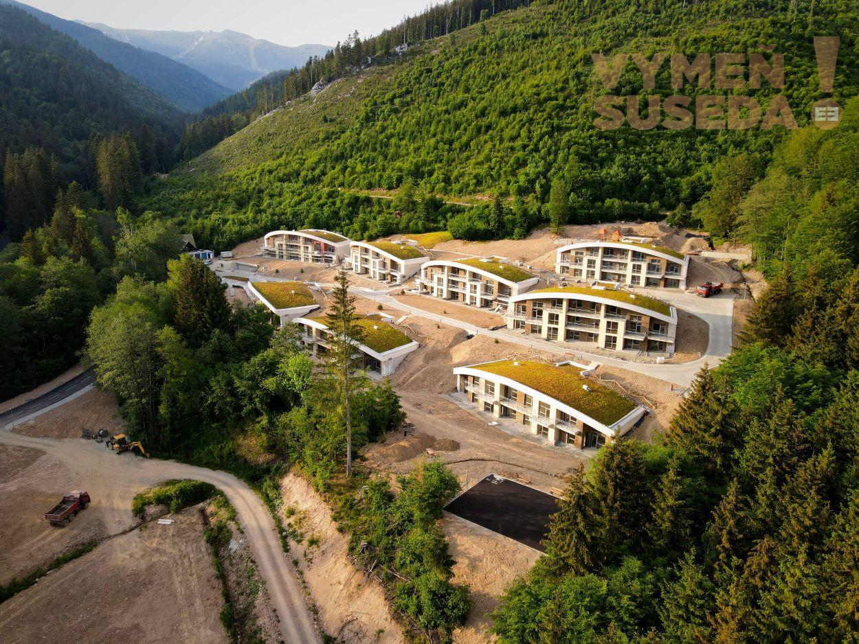 VYMEŇ SUSEDA! – Na predaj exkluzívny 2 izbový apartmán v ikonickom rezorte Evergreen Tále