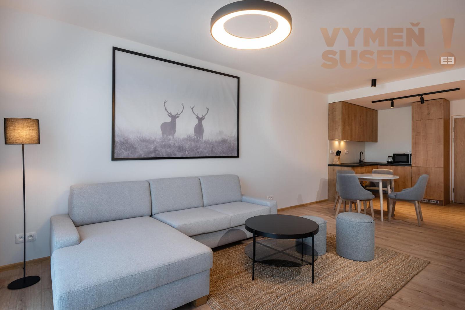 VYMEŇ SUSEDA! – Na predaj exkluzívny 2 izbový apartmán v ikonickom rezorte Evergreen Tále – fotka 2
