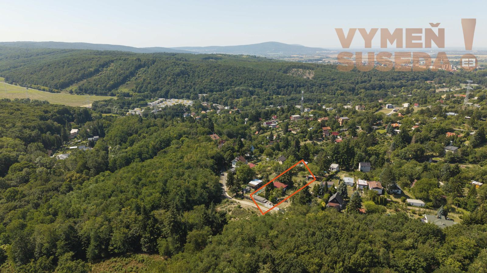 VYMEŇ SUSEDA! - Výnimočný Pozemok na predaj 1027 m2 Stupava – Nová Hora s výhľadom na Pajštún a do lesa. – fotka 2