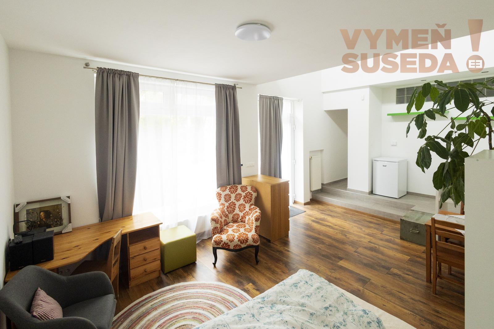 VYMEŇ SUSEDA! - VÝNIMOČNÝ  1 IZB. BYT S TERASOU A PREDZÁHRADKOU, DNV, BA IV