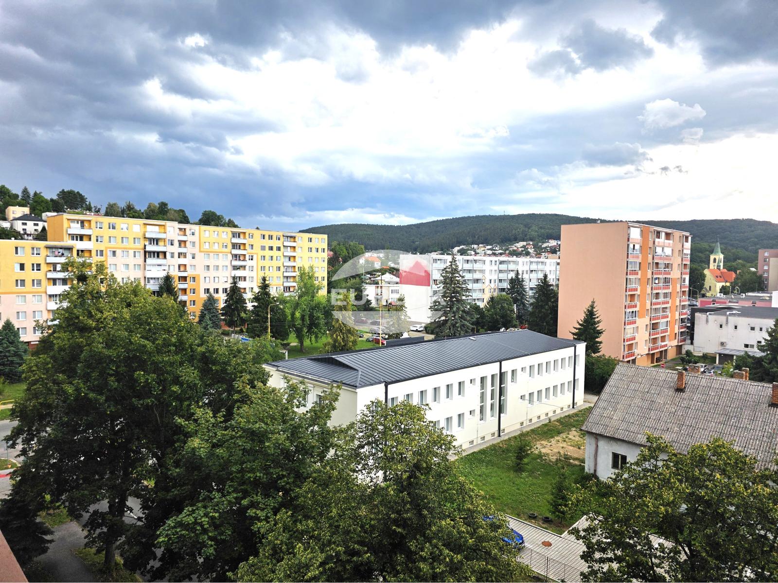 Na predaj priestranný 3-izbový byt s lodžiou– Humenné, ul. Čsl. Armády