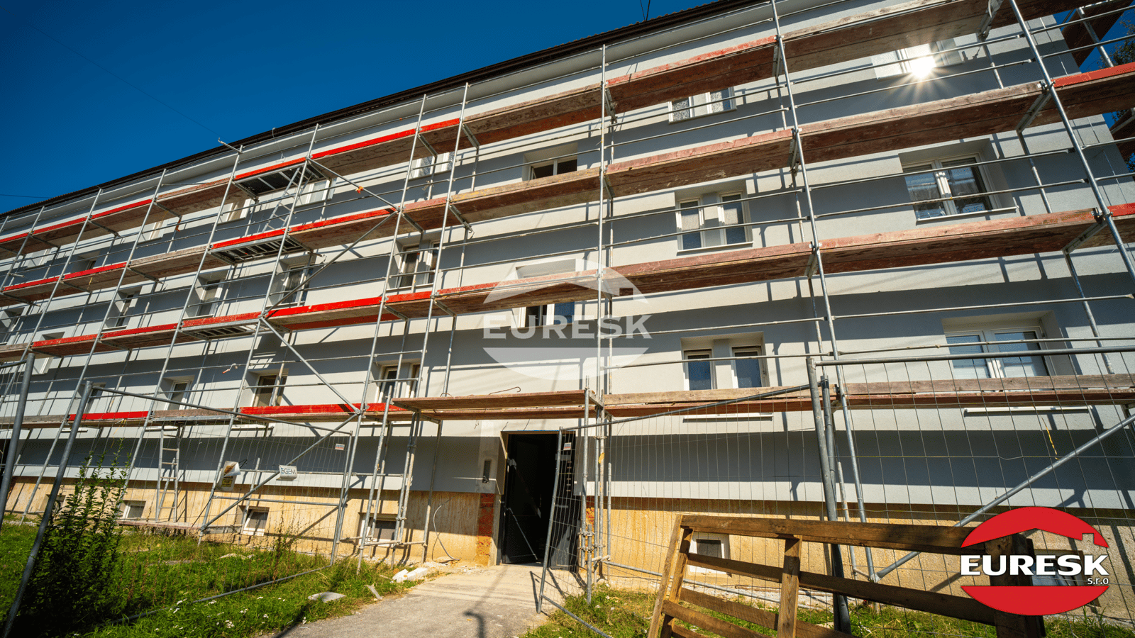 Veľkometrážny 2-izbový byt s balkónom v tehlovom dome – ideálny na modernú rekonštrukciu. – fotka 2