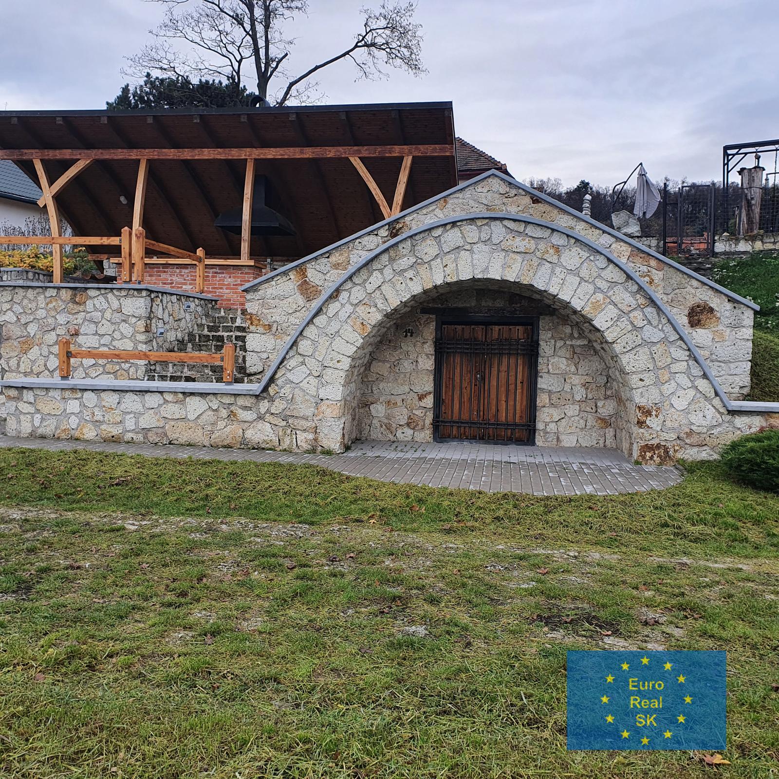 Predaj grófskej tufovej podzemnej vinnej pivnice v tokajskej oblasti, Veľká Tŕňa, osobné vlastníctvo, národná kultúrna pamiatka, cena dohodou.