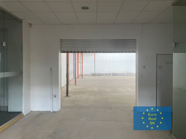 Košice prenájom výrobno-skladových priestorov, 2x700 m2, 1.400 m2, 3.400 m2, žeriav 5 t (8t) , kancelárske priestory, parkovanie – fotka 2
