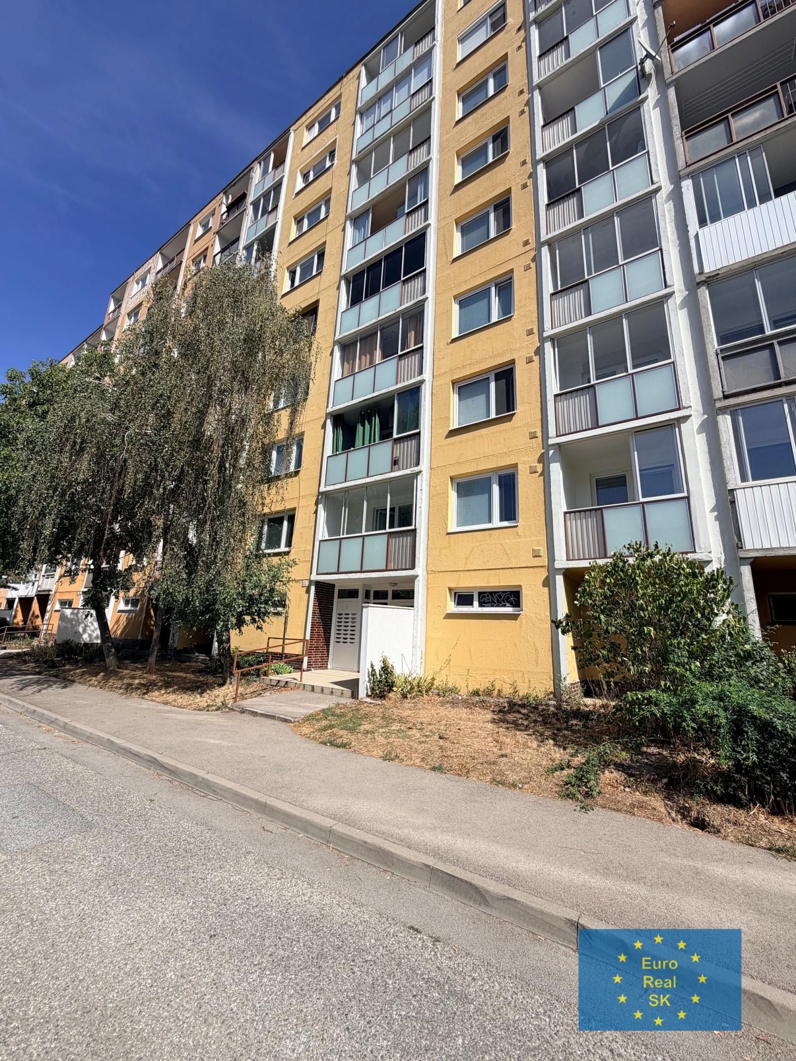 Predaj rekonštruovaného jednoizbového bytu s balkónom o výmere 42 m2, Varšavská ul. ( sídlisko Ťahanovce ), Košice, cena dohodou