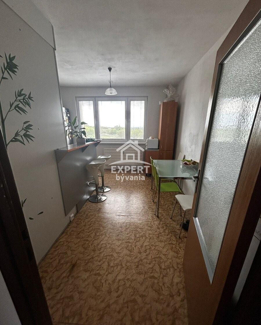 Na predaj priestranný 4-izbový byt s balkónom – 93 m² – fotka 2