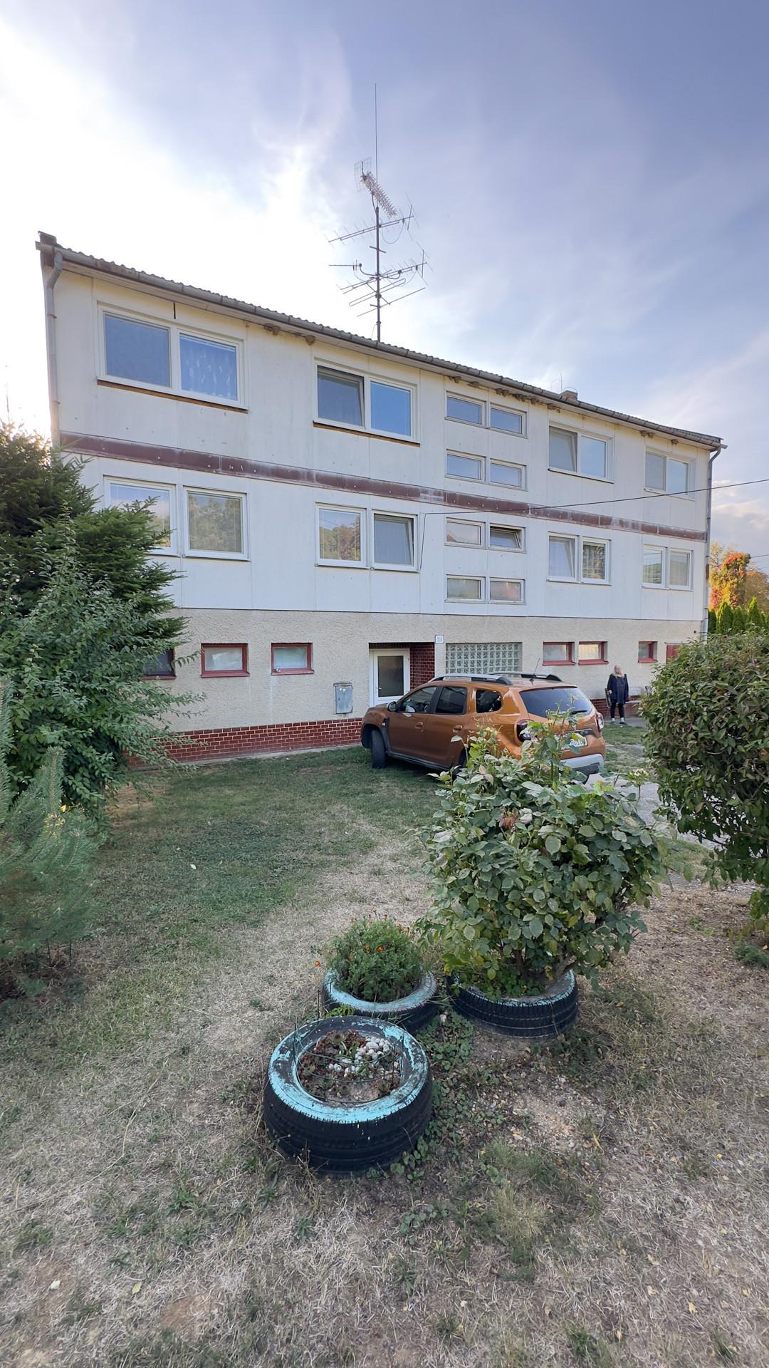 78 m² byt s garážou, pivnicou, balkónom a záhradou v Šemši