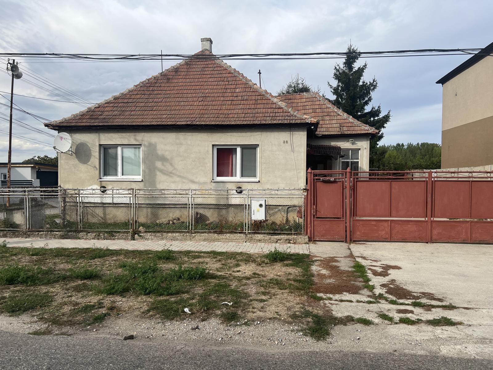 FINREAL exkluzívne ponúka na PREDAJ rodinný dom v Komjaticiach