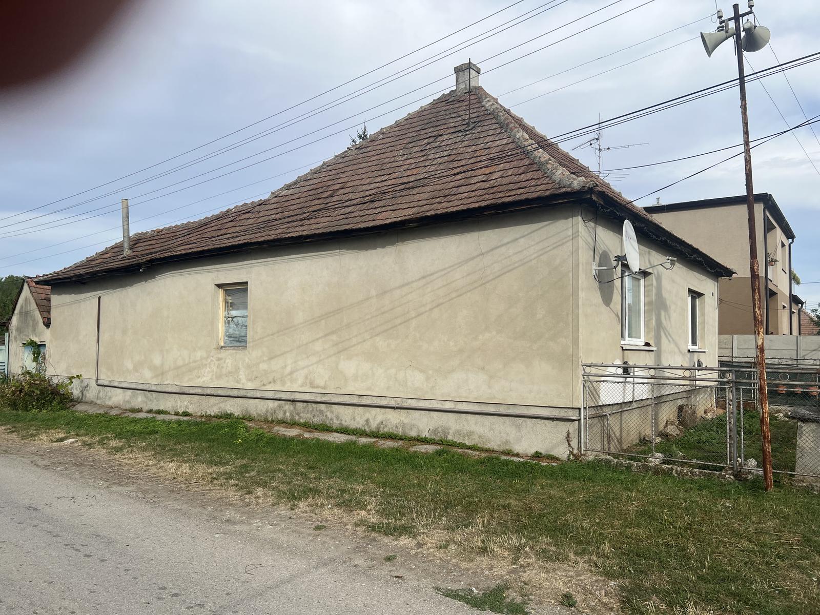 FINREAL exkluzívne ponúka na PREDAJ rodinný dom v Komjaticiach – fotka 2