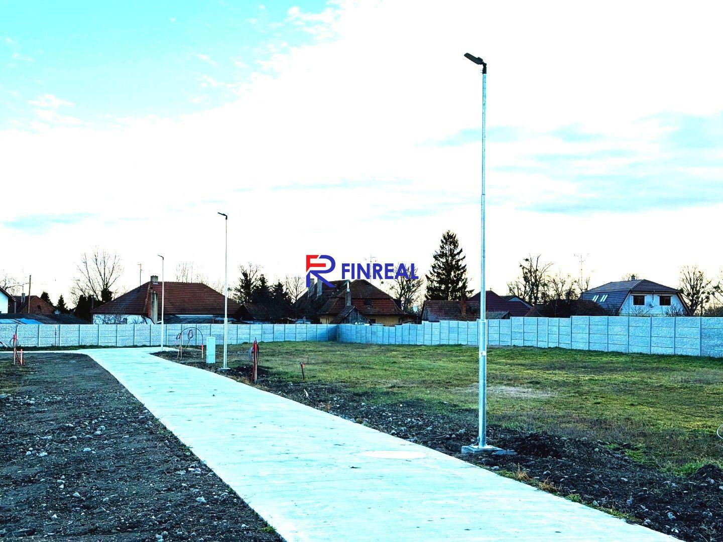NA PREDAJ - stavebný pozemok B2 - 748m2 v Zemianskej Olči ! – fotka 2
