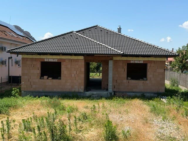 NA PREDAJ rozostavaná stavba rodinného domu v Kolárove !