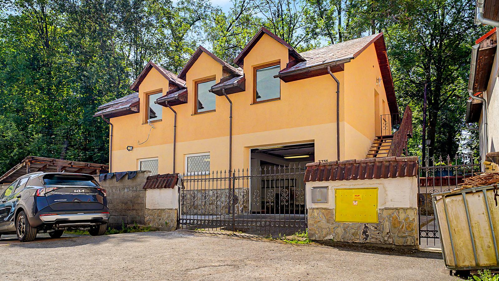 FINREA |  Polyfunkčná budova s garážou v centre mesta – fotka 2