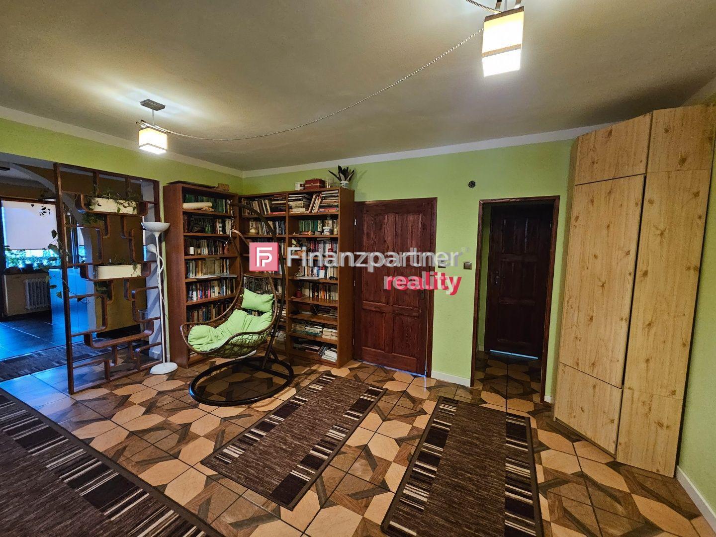 Znížená cena - Na predaj starší dvojgeneračný dom s veľkým pozemkom v obci Kútniky